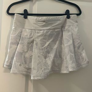 White patterned Lululemon tennis skirt! Size 8!